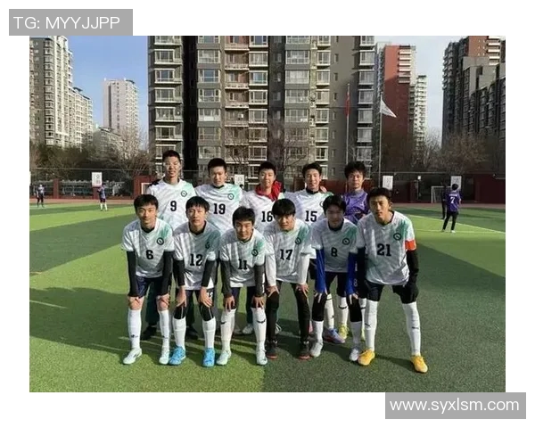 新生代足球明星齐聚一堂合照展现青春活力与拼搏精神